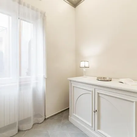 Bmga L Viapaola43 Palace 4* روما