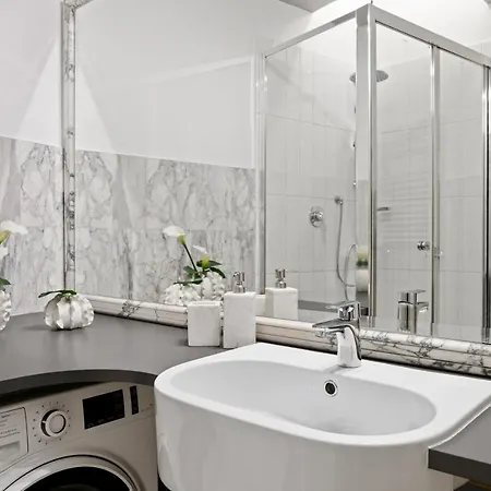 Bmga L Viapaola43 Palace